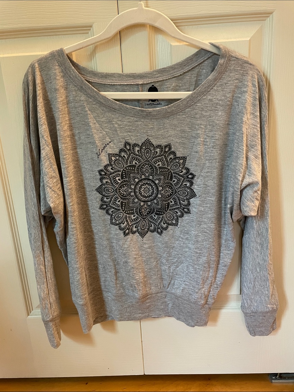 Women's Light Gray Graphic Long-Sleeve Top- Mandala Print